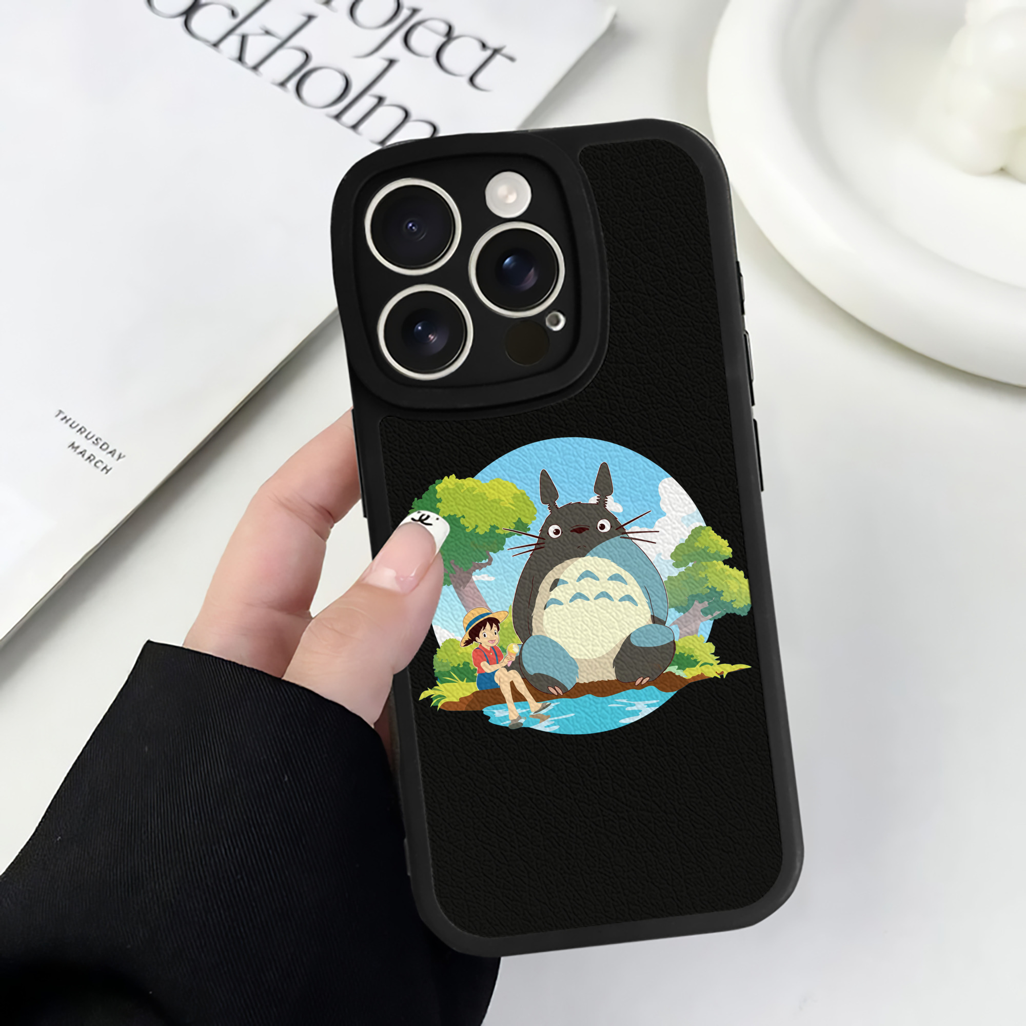 （画像用） となりのトトロ 草壁メイ 草壁サツキ My Neighbor Totoro Satsuki Kusakabe Mei Kusakabe 【iPhone 16シリーズ対応】シリコンスマホケース（レザー調） 材質：シリコン